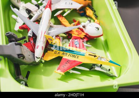 Combinaison de modèles d'avions jouets dans une boîte verte. Banque D'Images