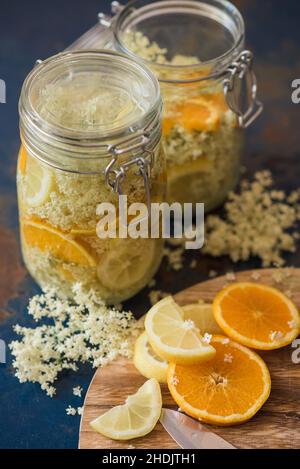 boisson d'été, faite maison, sirop de sureau, boissons d'été, mades maison,sirops Banque D'Images