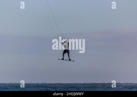 PUNTA CANA, RÉPUBLIQUE DOMINICAINE - 8 DÉCEMBRE 2018: Kitesurfer à la plage de Bavaro, République Dominicaine Banque D'Images