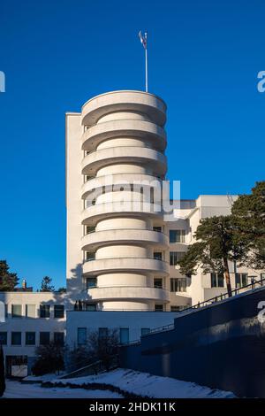 Balcons semi-circulaires distinctifs de l'hôpital fonctionnaliste Tilkka (1936) - ancien hôpital militaire conçu par Olavi Sortta - à Helsinki, en Finlande Banque D'Images