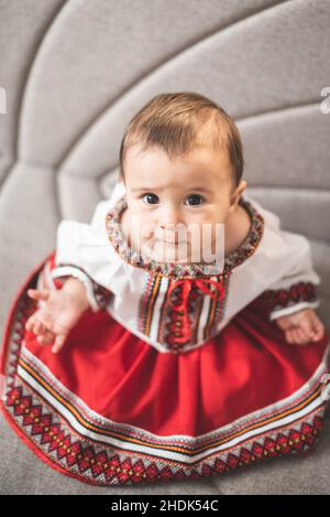 Petite fille mignonne vêtue de costume folklorique traditionnel roumain Banque D'Images