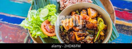 Repas balinais populaires de riz avec variété de plats qui sont servis avec le riz et plus en option BANNER, format long Banque D'Images