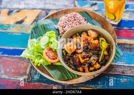 Repas balinais populaires de riz avec variété de plats qui sont servis avec le riz et plus en option Banque D'Images