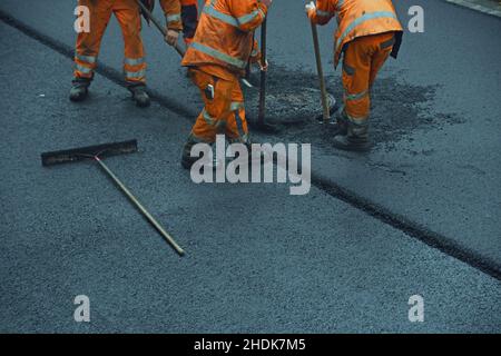 construction de routes, revêtement de trous d'homme, réparation, construction, constructions de routes,travaux routiers, travaux routiers, bâches de trous d'homme Banque D'Images