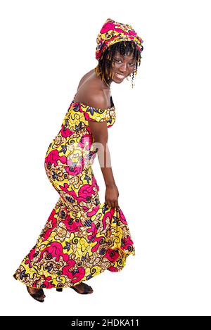 belle jeune femme vêtue d'un tissu de longe traditionnel souriant à l'appareil photo. Banque D'Images