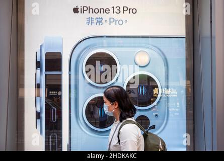 Hong Kong, Chine.05th janvier 2022.Un piéton passe devant une publicité commerciale Apple iPhone 13 Pro, société multinationale américaine de technologie, à Hong Kong.Crédit : SOPA Images Limited/Alamy Live News Banque D'Images