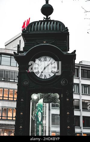 Antique Kröpke horloge en début de matinée au Kröpke dans le centre-ville, Hanovre, Allemagne Banque D'Images