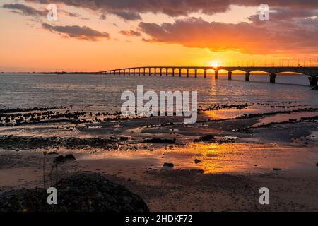 Pont de l'île RE au coucher du soleil. Belles couleurs. Vue de la Rochelle, France Banque D'Images