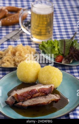 cuisine bavaroise, rôti de porc, boulettes de pommes de terre, cuisine bavaroise, cuisine bavaroise,porks rôtis, boulettes Banque D'Images