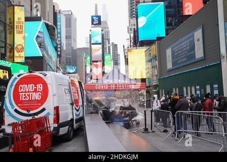 New York, New York, États-Unis.6th janvier 2022.Les gens sont testés pour COVIID-19 sur un site de test mobile à Times Square le 6 janvier 2022 à New York.(Image de crédit : © Bryan Smith/ZUMA Press Wire) Banque D'Images