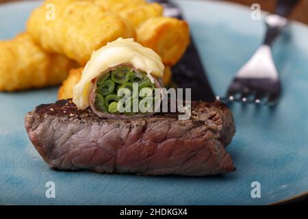 Steak de bœuf, dîner, croquette de pommes de terre, haricots verts emballés au bacon, steaks de bœuf,dîners, croquettes (pommes de terre) Banque D'Images