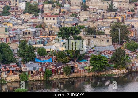 Zones pauvres le long de la rivière Ozama à Saint-Domingue, capitale de la République dominicaine. Banque D'Images