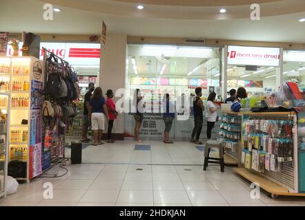 Malabo, Philippines.05th janvier 2022.Les gens font la queue pendant qu'ils attendent d'acheter des médicaments à la pharmacie de Malabo City.aux Philippines, certains médicaments de marque du paracétamol sont en rupture de stock, en raison d'une augmentation de la demande car les cas de Covid-19 augmentent dans le pays après les vacances de yulétide.Crédit : SOPA Images Limited/Alamy Live News Banque D'Images