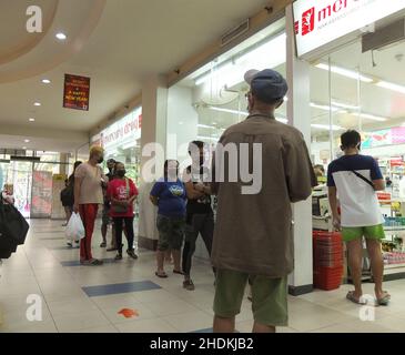 Malabo, Philippines.05th janvier 2022.Les gens font la queue pendant qu'ils attendent d'acheter des médicaments à la pharmacie de Malabo City.aux Philippines, certains médicaments de marque du paracétamol sont en rupture de stock, en raison d'une augmentation de la demande car les cas de Covid-19 augmentent dans le pays après les vacances de yulétide.Crédit : SOPA Images Limited/Alamy Live News Banque D'Images