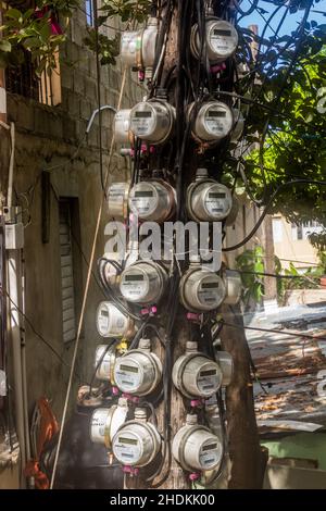 PUERTO PLATA, RÉPUBLIQUE DOMINICAINE - 15 DÉCEMBRE 2018 : divers compteurs d'électricité sur un poteau à Puerto Plata, République dominicaine Banque D'Images