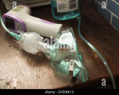 Malabo, Philippines.05th janvier 2022.Un masque nébuliseur, un thermomètre frontal ou temporel et un alcôgel sont visibles sur une table.aux Philippines, certains médicaments de marque du paracétamol sont en rupture de stock, en raison d'une augmentation de la demande car les cas Covid-19 augmentent dans le pays après les vacances de yulétide.(Photo de Josefiel Rivera/SOPA Images/Sipa USA) crédit: SIPA USA/Alay Live News Banque D'Images