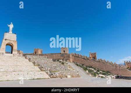 Mur de Jayrán (mur mauresque), statue de Jésus-Christ et colline Cerro San Cristobal à Almeria, Andalousie, Espagne - Europe Banque D'Images