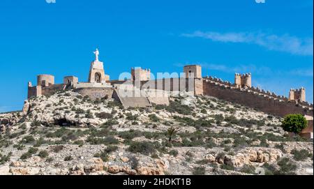 Mur de Jayrán (mur mauresque), statue de Jésus-Christ et colline Cerro San Cristobal à Almeria, Andalousie, Espagne - Europe Banque D'Images