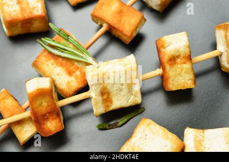 Assiette avec brochettes de tofu grillées, gros plan Banque D'Images