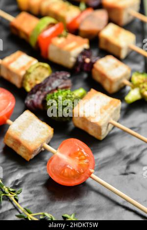 Assiette avec brochettes de tofu grillées, gros plan Banque D'Images