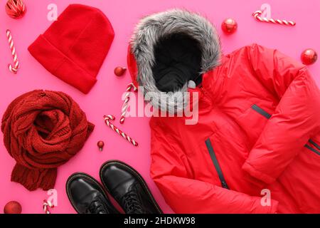 Vêtements chauds, chaussures et décoration de Noël sur fond de couleur Banque D'Images