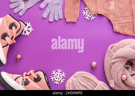 Cadre en vêtements d'hiver, chaussures et décoration de Noël sur fond de couleur Banque D'Images