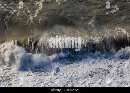 Vagues s'écrasant contre la rive rocheuse vue de High Bluff surplombent dans les parcs nationaux et nationaux de Redwood, Californie, États-Unis Banque D'Images