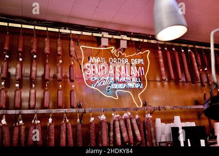 Salami suspendu dans le célèbre Katz's Deli, situé dans la partie inférieure est de Manhattan, New York, États-Unis Banque D'Images