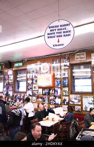 Où Harry rencontre Sally signe dans le monde célèbre Katz's Deli, situé sur le côté inférieur est de Manhattan, NYC, USA Banque D'Images