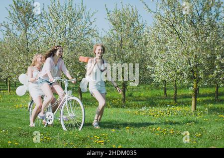 prairie de fleurs, amis, fille de fleurs, hippie, prairies de fleurs,ami, fleur filles, hippies Banque D'Images