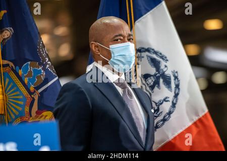 New York, États-Unis.06th janvier 2022.New York, États-Unis, 6 janvier 2022.Le maire de New York Eric Adams porte un masque facial lorsqu'il arrive à une station de métro du centre de Manhattan pour assister à une conférence de presse avec la gouverneure de New York Kathy Hochul sur leur présence accrue de la police et leur aide pour les sans-abri.Credit: Enrique Shore/Alay Live News Banque D'Images