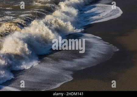 Vagues s'écrasant contre la rive rocheuse vue de High Bluff surplombent dans les parcs nationaux et nationaux de Redwood, Californie, États-Unis Banque D'Images