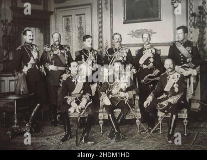 NEUF ROIS se sont rassemblés au château de Windsor pour les funérailles d'Edward VII en mai 1910.De l à r debout : le roi Haakon VII de Norvège, le tsar Ferdinand des Bulgares, le roi Manuel II du Portugal et de l'Algarve, le Kaiser Guillaume II d'Allemagne et de Prusse, le roi George I des hellènes, le roi Albert I des Belges.Assis de gauche: Roi Alfonso XII d'Espagne, roi George V du Royaume-Uni, roi Frederick VIII du Danemark Banque D'Images