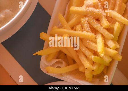 Frites servies avec assaisonnement Banque D'Images