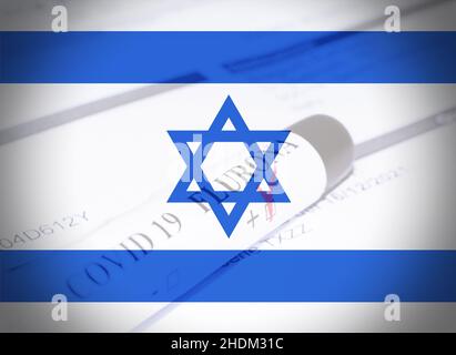 Drapeau d'Israël avec un fond un tube de test sanguin posé sur un papier médical certifiant la positivité à Flurona variante Banque D'Images