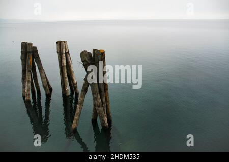 Tourné depuis les rives du lac de Bracciano dans la ville de Trevignano Romano, Italie Banque D'Images