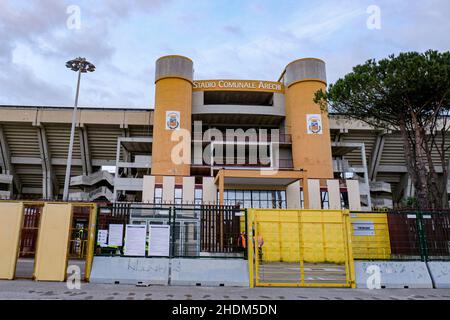 Une vue générale du Stadio Arechi avant la série Un match entre les États-Unis Salernitana et le Venezia FC au Stadio Arechi le 06 janvier 2022 à Salerne, Italie.L'équipe AMÉRICAINE de Salernitana a compté au moins 9 joueurs positifs en raison de l'expansion de la variante Cov19 Omicron du SRAS. Banque D'Images