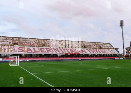 Une vue générale du Stadio Arechi avant la série Un match entre les États-Unis Salernitana et le Venezia FC au Stadio Arechi le 06 janvier 2022 à Salerne, Italie.L'équipe AMÉRICAINE de Salernitana a compté au moins 9 joueurs positifs en raison de l'expansion de la variante Cov19 Omicron du SRAS. Banque D'Images