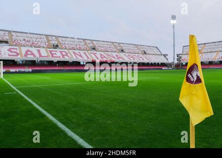 Une vue générale du Stadio Arechi avant la série Un match entre les États-Unis Salernitana et le Venezia FC au Stadio Arechi le 06 janvier 2022 à Salerne, Italie.L'équipe AMÉRICAINE de Salernitana a compté au moins 9 joueurs positifs en raison de l'expansion de la variante Cov19 Omicron du SRAS. Banque D'Images