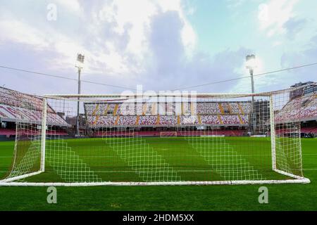 Une vue générale du Stadio Arechi avant la série Un match entre les États-Unis Salernitana et le Venezia FC au Stadio Arechi le 06 janvier 2022 à Salerne, Italie.L'équipe AMÉRICAINE de Salernitana a compté au moins 9 joueurs positifs en raison de l'expansion de la variante Cov19 Omicron du SRAS. Banque D'Images