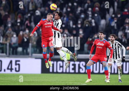 Turin, Italie.06th janvier 2022.Stanislav Lobotka de SSC Napoli et Weston McKennie de Juventus FC se battent pour le ballon lors de la série Un match entre Juventus FC et SSC Napoli au stade Allianz le 6 janvier 2022 à Turin, en Italie.Credit: Marco Canoniero / Alamy Live News Banque D'Images