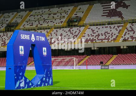 Une vue générale du Stadio Arechi avant la série Un match entre les États-Unis Salernitana et le Venezia FC au Stadio Arechi le 06 janvier 2022 à Salerne, Italie.L'équipe AMÉRICAINE de Salernitana a compté au moins 9 joueurs positifs en raison de l'expansion de la variante Cov19 Omicron du SRAS. Banque D'Images