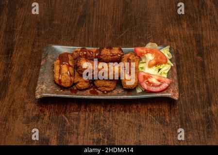 La croquette est une portion de pâte faite à partir d'une sauce dense comme le bechamel et une mince de divers ingrédients, qui a été battue en oeuf et br Banque D'Images