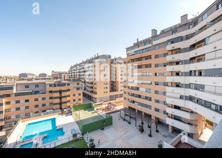 Vue sur les résidences urbaines avec piscine commune et court de tennis Banque D'Images