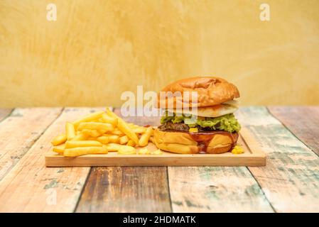 Un hamburger est un sandwich fait de viande hachée ou d'origine végétale, agglutiné sous forme de steak cuit sur le gril ou sur le gril, also Banque D'Images