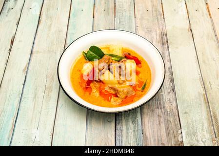 Le curry rouge est très populaire dans la cuisine thaïlandaise avec du lait de coco chauffé avec de la pâte de curry rouge et de la sauce de poisson.Différents contenus de viande sont généralement versés int Banque D'Images