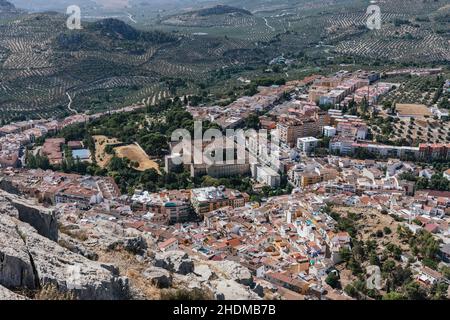 Vue en haute altitude de la ville de Jaén depuis la croix du château de Santa Catalina, Andalousie, Espagne. Banque D'Images