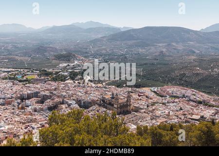 Vue en haute altitude de la ville de Jaén et de sa cathédrale depuis la croix du château de Santa Catalina, Andalousie, Espagne. Banque D'Images