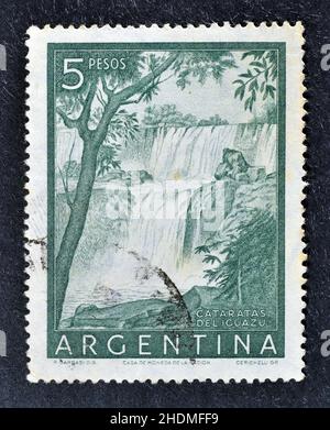 Timbre-poste annulé imprimé par l'Argentine, qui montre les chutes d'Iguaçu, vers 1955. Banque D'Images