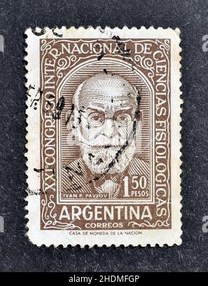 Timbre-poste annulé imprimé par l'Argentine, qui montre le portrait d'Ivan P. Pavlov (1849-1936), physiologiste russe, vers 1959. Banque D'Images